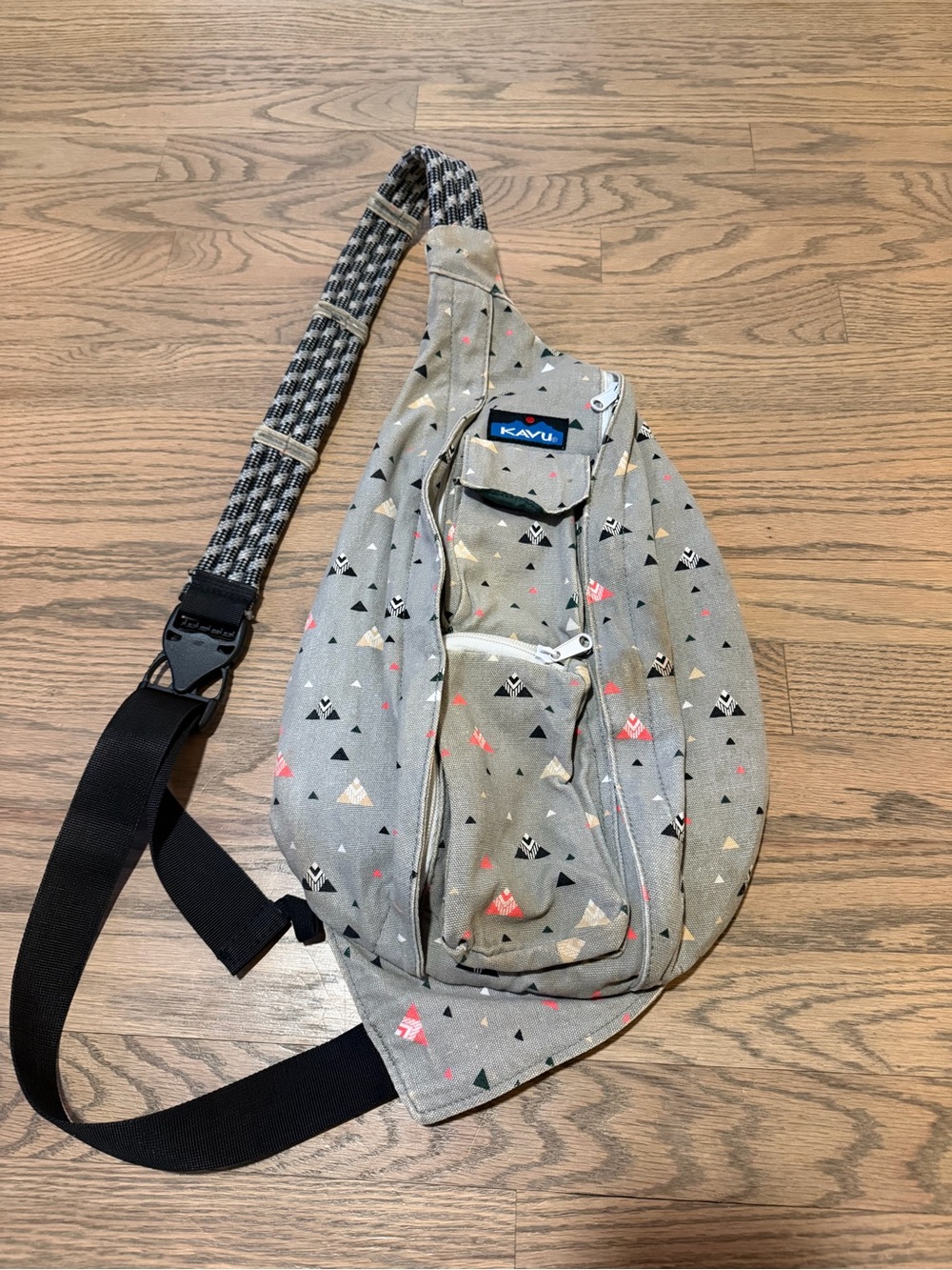 Kavu Gray Triangle Print Sling Pack with Black Strap